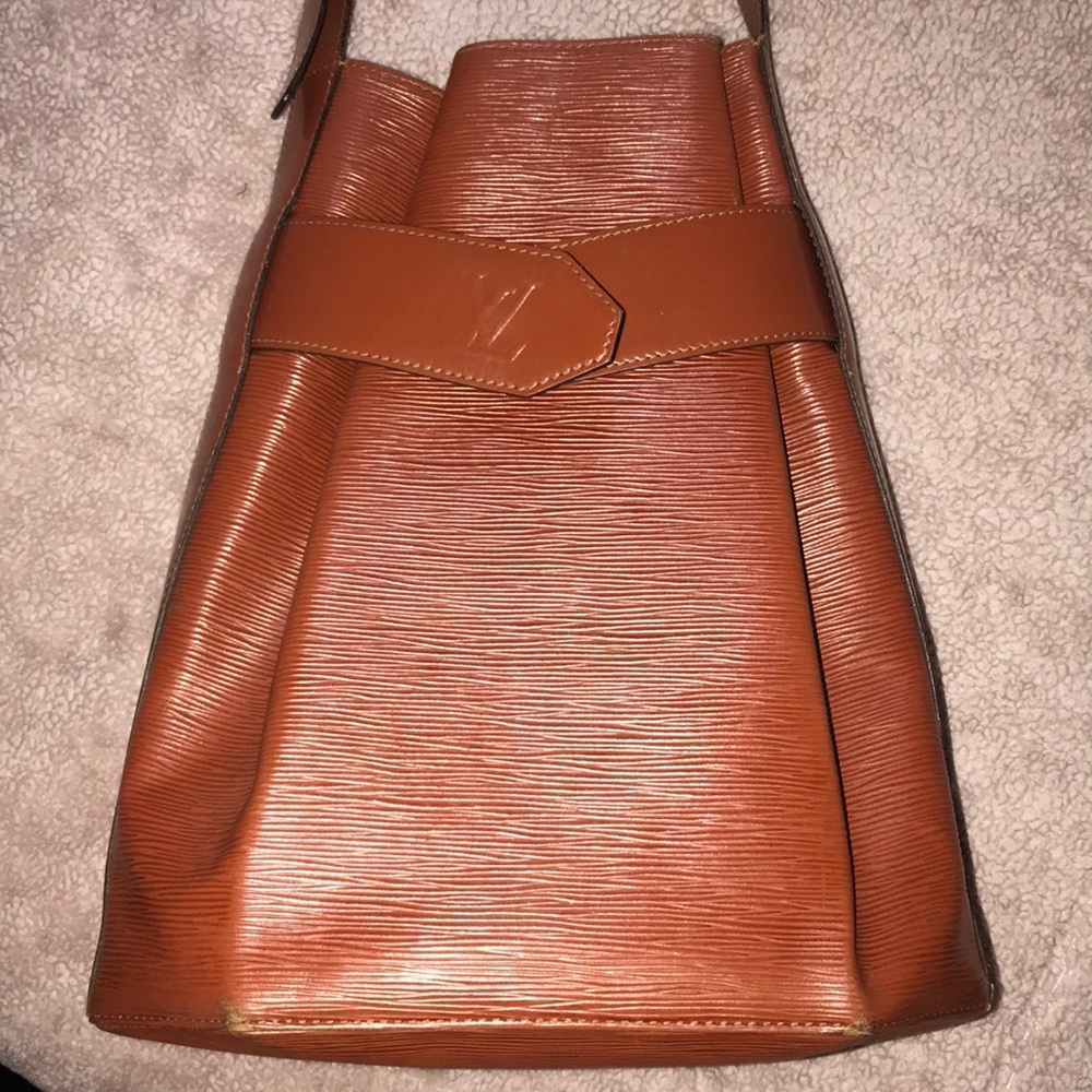 LOUIS VUITTON Epi Sac D’Epaule Bucket Bag